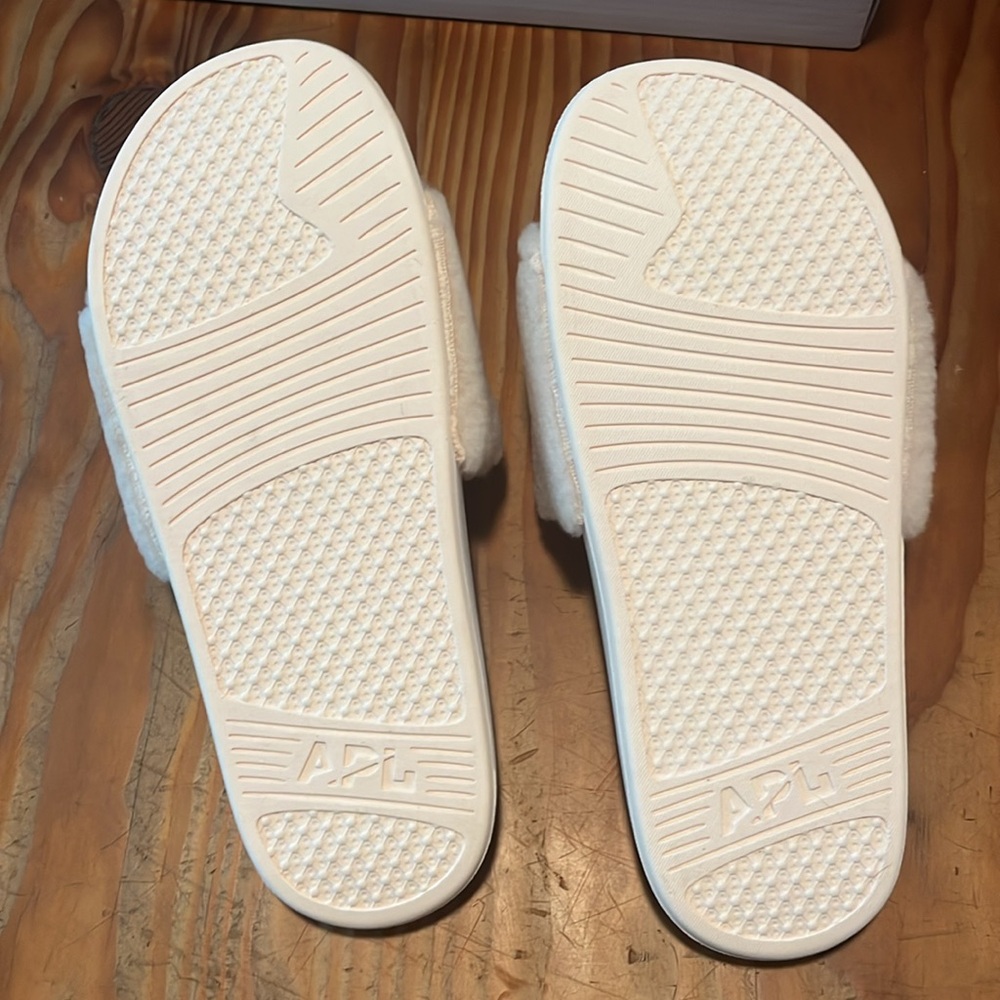 APL Shearling Slides 9 NIB** - Picture 4 of 5